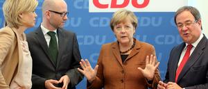 Wo lang? Bundeskanzlerin Angela Merkel unterhält sich am 14.09.2015 zu Beginn der Parteivorstandssitzung der CDU im Konrad-Adenauer-Haus in Berlin mit der stellvertretenden Vorsitzenden der Partei, Julia Klöckner (l), Generalsekretär Peter Tauber und mit dem Chef der nordrhein-westfälischen CDU, Armin Laschet (r). 