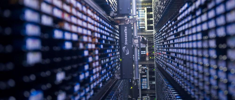 Ein automatisches Lager für Magnet-Datenbänder. Die Vorratsdatenspeicherung bleibt weiterhin umstritten.