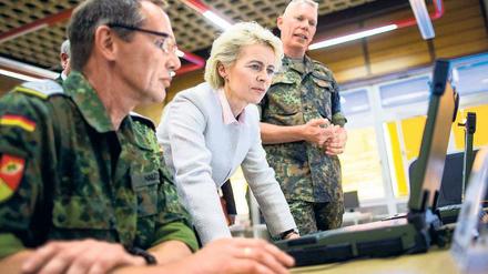 Verteidigungsministerin Ursula von der Leyen besuchte bei ihrer Sommerreise im August das Cyberabwehrzentrum der Bundeswehr in Euskirchen. Nur 58 Mitarbeiter arbeiten derzeit beim „Computer Emergency Response Team“ der Bundeswehr in Euskirchen. 60 Soldaten gehören zur Offensivtruppe, den "Computer Network Operations". Hinzu kommen einige hundert Soldaten, die für die IT-Systeme der Truppen im Inland und in den Einsatzgebieten verantwortlich sind.