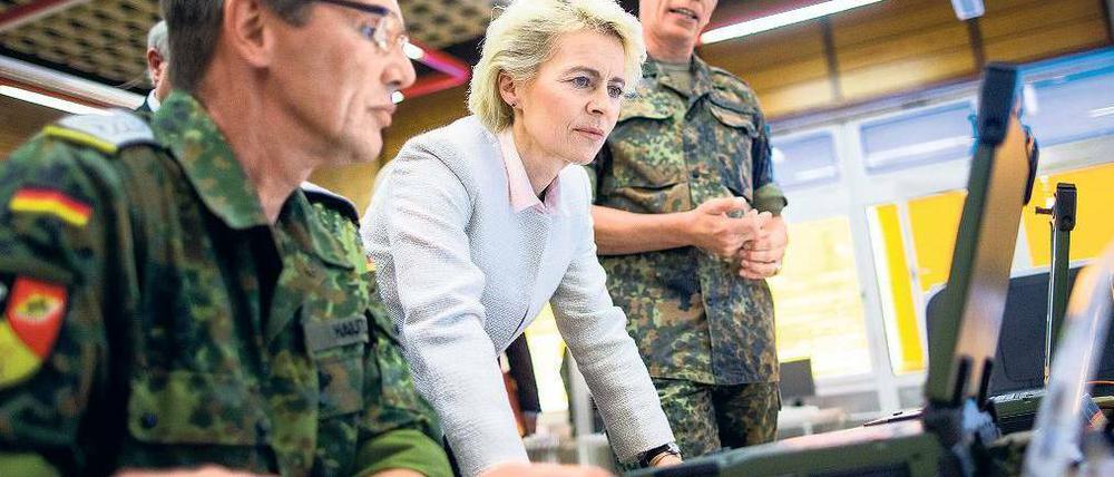 Verteidigungsministerin Ursula von der Leyen besuchte bei ihrer Sommerreise im August das Cyberabwehrzentrum der Bundeswehr in Euskirchen. Nur 58 Mitarbeiter arbeiten derzeit beim „Computer Emergency Response Team“ der Bundeswehr in Euskirchen. 60 Soldaten gehören zur Offensivtruppe, den "Computer Network Operations". Hinzu kommen einige hundert Soldaten, die für die IT-Systeme der Truppen im Inland und in den Einsatzgebieten verantwortlich sind.