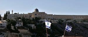 Israelische Flaggen über einem Haus im Osten Jerusalems, im Hintergrund die Al-Aqsa-Moschee.