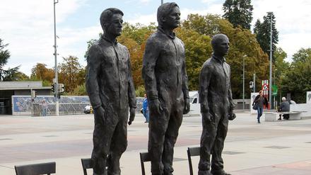 Irgendwas zu sagen? Die Skulptur des italienischen Bildhauers Davide Dorino vor dem europSALVATORE DI NOLFIäischen UN-Sitz in Genf. Die Figuren sind lebensgroß und den Wistleblowern Edward Snowden (von links), Julian Assange und Chelsea Manning nachgebildet. 