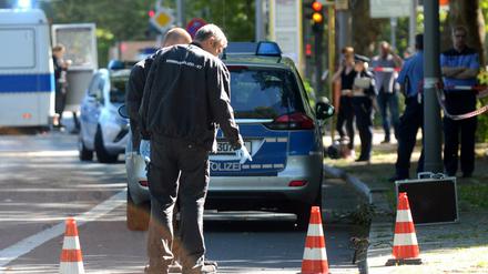 Die Polizei Polizisten sucht am Tatort nach Beweismitteln. 