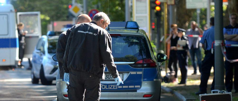 Die Polizei Polizisten sucht am Tatort nach Beweismitteln. 