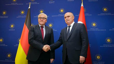 Bundesaußenminister Frank-Walter Steinmeier (SPD, links) mit seinem Amtskollegen Feridun Hadi Sinirlioglu, dem Außenminister der Türkei, am Freitag in Ankara. am 18.09.2015. 