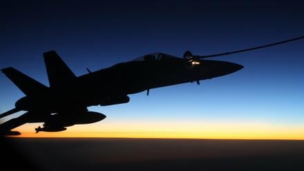 Australische Kampfflugzeuge bei ihrem ersten Einsatz gegen den Islamischen Staat in Syrien. Auch in Deutschland hat nun eine Debatte über eine Beteiligung der Bundeswehr an der Mission begonnen.