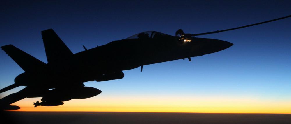 Australische Kampfflugzeuge bei ihrem ersten Einsatz gegen den Islamischen Staat in Syrien. Auch in Deutschland hat nun eine Debatte über eine Beteiligung der Bundeswehr an der Mission begonnen.