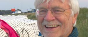 Gerd Decke kümmert sich um einen nigerianischen Flüchtling.