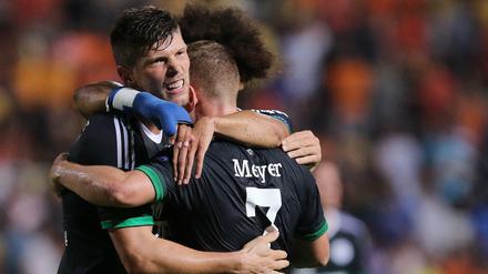  Klaas-Jan Huntelaar feiert einen seiner zwei Treffer.