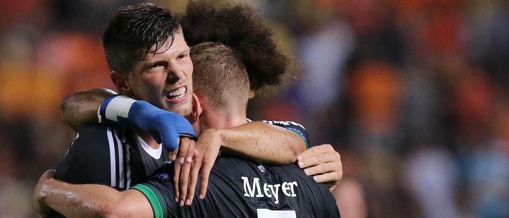 Klaas-Jan Huntelaar feiert einen seiner zwei Treffer.