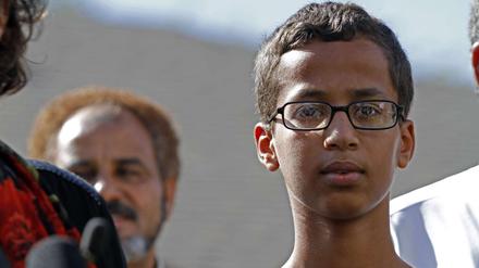 Der 14-Jährige Ahmed Mohamed bei einer Pressekonferenz am Mittwoch. Seine selbstgebaute Uhr wurde mit einer Bombe verwechselt. Nun wurde er von Barack Obama ins Weiße Haus eingeladen. 