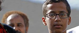 Der 14-Jährige Ahmed Mohamed bei einer Pressekonferenz am Mittwoch. Seine selbstgebaute Uhr wurde mit einer Bombe verwechselt. Nun wurde er von Barack Obama ins Weiße Haus eingeladen.