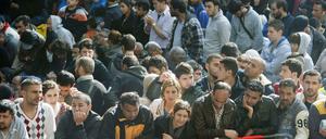 Hunderte Flüchtlinge warten vor dem Berliner Landesamt für Gesundheit und Soziales, um registriert zu werden. Manche von Ihnen warten schon seit über zehn Tagen auf den Aufruf ihrer Nummer. 
