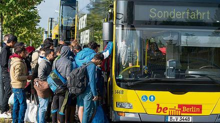 Jetzt sind sie da. Sichtbar im Straßenbild und neben uns in der S-Bahn und im Bus. Und angesichts der weltpolitischen Lage wäre es eine Illusion zu meinen, dass sich unser Land aus den Flüchtlingsbewegungen weitgehend heraushalten könnte. Wir können nur mit oder gegen, aber nicht ohne Flüchtlinge leben, sagt unser Autor