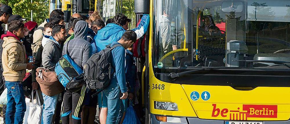 Jetzt sind sie da. Sichtbar im Straßenbild und neben uns in der S-Bahn und im Bus. Und angesichts der weltpolitischen Lage wäre es eine Illusion zu meinen, dass sich unser Land aus den Flüchtlingsbewegungen weitgehend heraushalten könnte. Wir können nur mit oder gegen, aber nicht ohne Flüchtlinge leben, sagt unser Autor