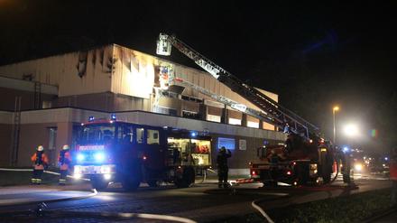 Eine Sporthalle in Wertheim brannte Samstagnacht. Die Polizei geht von Brandstiftung aus. 