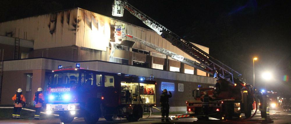 Eine Sporthalle in Wertheim brannte Samstagnacht. Die Polizei geht von Brandstiftung aus.