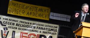 Der Pegida-Ableger in Leipzig nennt sich Legida - hier ein Archivbild einer Kundgebung mit Jürgen Elsässer,