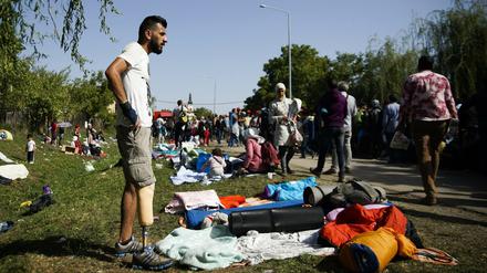 Flüchtlinge kampieren am Samstag in der kroatischen Stadt Tovarnik.