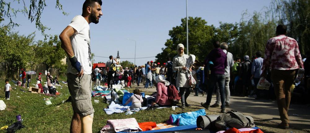 Flüchtlinge kampieren am Samstag in der kroatischen Stadt Tovarnik.