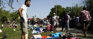 Flüchtlinge kampieren am Samstag in der kroatischen Stadt Tovarnik.