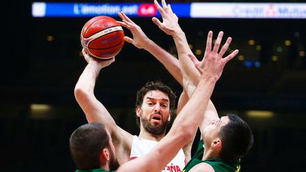 Spaniens Pau Gasol im Getümmel.