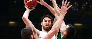 Spaniens Pau Gasol im Getümmel.