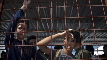 Jungen warten in einem Flüchtlingslager an der mazedonisch-griechischen Grenze auf einen Zug. 