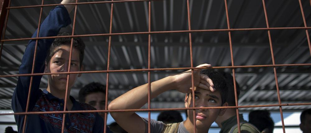Jungen warten in einem Flüchtlingslager an der mazedonisch-griechischen Grenze auf einen Zug. 