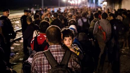 Geht es doch weiter nach Westen? Ein Mann trägt sein Kind am Bahnsteig auf dem Bahnhof des Dorfes Tovarnik in Kroatien auf dem Arm.