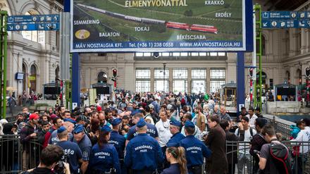 Es fährt kein Zug nach nirgendwo. Flüchtlinge warten im Budapester Keleti-Bahnhof auf die Weiterreise (September 2015).