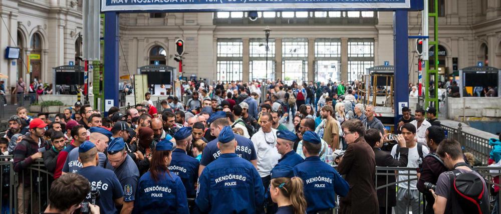 Es fährt kein Zug nach nirgendwo. Flüchtlinge warten im Budapester Keleti-Bahnhof auf die Weiterreise (September 2015).