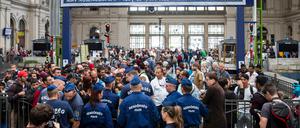 Es fährt kein Zug nach nirgendwo. Flüchtlinge warten im Budapester Keleti-Bahnhof auf die Weiterreise (September 2015).