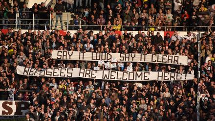 Die Fans des FC St. Pauli zeigten schon in den vergangenen Heimspielen Flagge in Sachen Flüchtlinge.