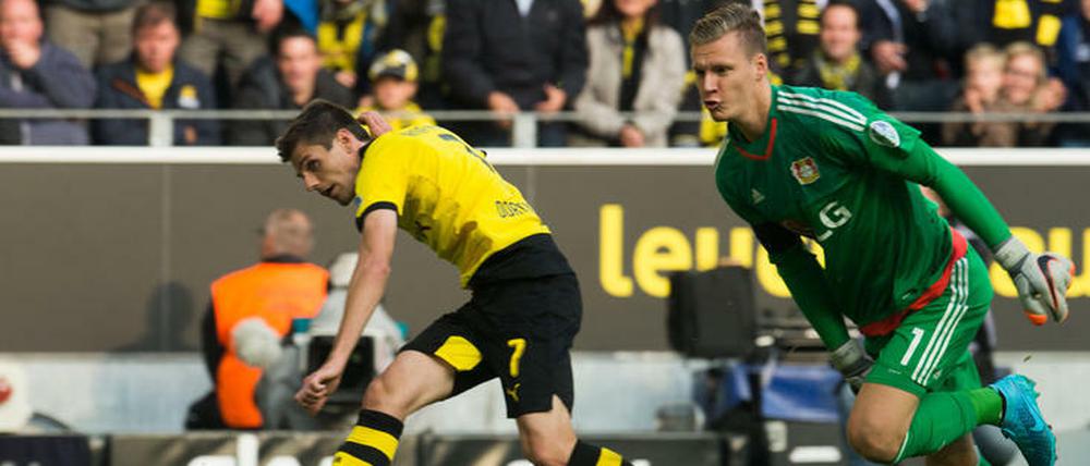 Früher Wirkungstreffer. Jonas Hofmann bringt den BVB 1:0 in Führung. Bernd Leno kann nur noch hinterherschauen.
