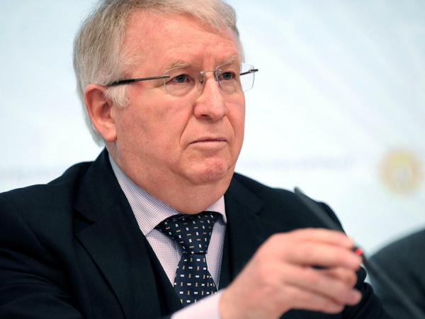 Der damalige Berliner Polizeipräsident Dieter Glietsch auf einer Pressekonferenz 2011. Glietsch, der Pensionär ist, wird in Berlin neuer Staatssekretär, um die Flüchtlingshilfe zu koordinieren.