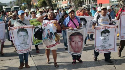 Immer wieder fordern Angehörige der 43 ermordeten Studenten in Mexiko wie hier in Chilpancingo vor wenigen Tagen die lückenlose Aufklärung des Verbrechens. 