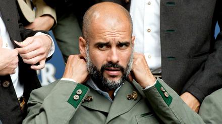 Bayern-Trainer Pep Guardiola posiert in bayerischer Tracht während eines Werbe-Fotoshootings einer Brauerei.
