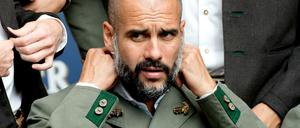 Bayern-Trainer Pep Guardiola posiert in bayerischer Tracht während eines Werbe-Fotoshootings einer Brauerei.
