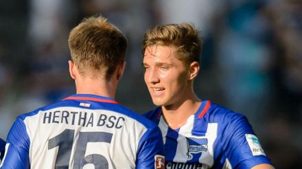 Niklas Stark (re.) wird wohl gegen den 1. FC Köln von Beginn an auflaufen.