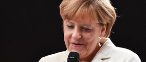 Angela Merkel hält bei der Eröffnung der Internationalen Automobilausstellung IAA in Frankfurt am Main ein Miniaturmodell des neuen Opel Astra in den Händen.