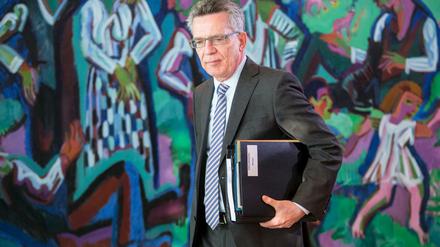 Innenminister eines bunten Deutschlands? Thomas de Maiziére steht in der Flüchtlingskrise gehörig unter Druck.