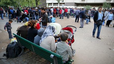 Flüchtlinge warten in Berlin auf dem Gelände des Landesamtes für Gesundheit und Soziales (LaGeSo). Hier ein Archivbild. 