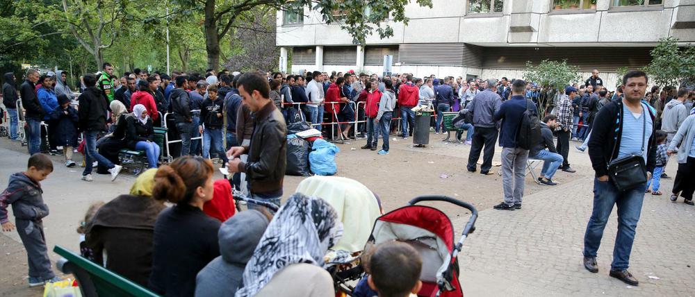 Flüchtlinge warten in Berlin auf dem Gelände des Landesamtes für Gesundheit und Soziales (LaGeSo). Hier ein Archivbild. 