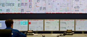 Komplex. Ein Mitarbeiter sitzt am Leitstand des Kohlekraftwerks Moorburg in Hamburg vor Computerbildschirmen und Schaltplänen.