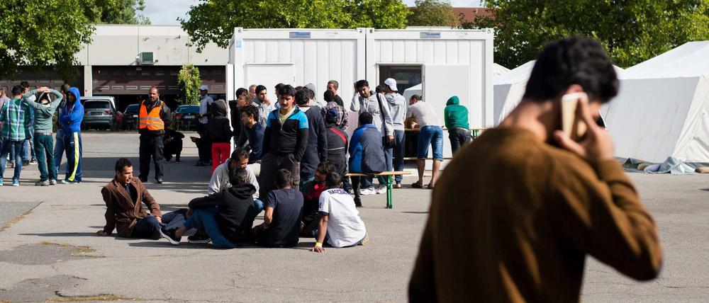 Hallen und Zelte. In der Knobelsdorf-Kaserne prallen zwei Welten aufeinander.