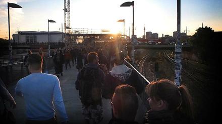 Berlin S-Bahnhof Warschauer Straße, wuseliger Schmelztigel für Nachtschwärmer und Kriminelle.