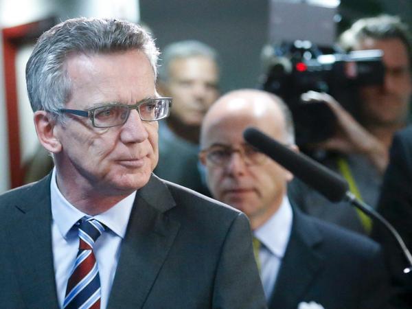 Bundesinnenminister Thomas de Maizière und sein französischer Kollege Bernard Cazeneuve (im Hintergrund) werden mit den weitere EU-Ministern am Dienstag um die Verteilung von Flüchtlingen ringen.