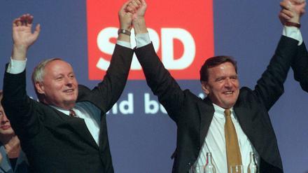 Das waren Zeiten: Gerhard Schröder und Oskar Lafontaine halten sich 1998 bei der Wahlkampf-Abschlußveranstaltung der SPD an den Händen.