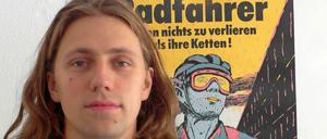 Philipp Borgers von Freifunk Berlin installiert Wlan in Notunterkünften.